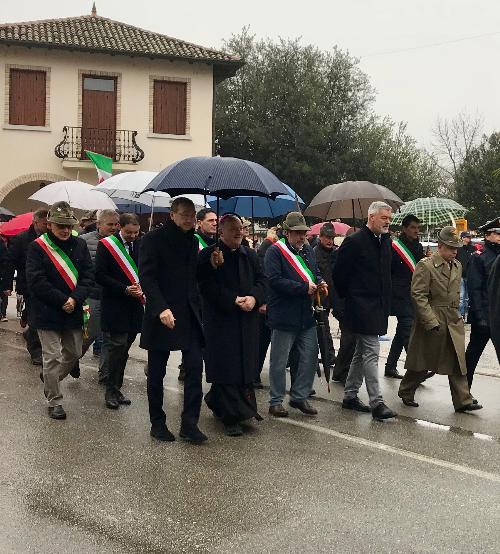 Un momento della commemorazione per il 76esimo anniversario della tragedia del Galilea, alla quale hanno partecipato il vice presidente della Regione, Sergio Bolzonello, e l'assessore alla Protezione civile, Paolo Panontin.
